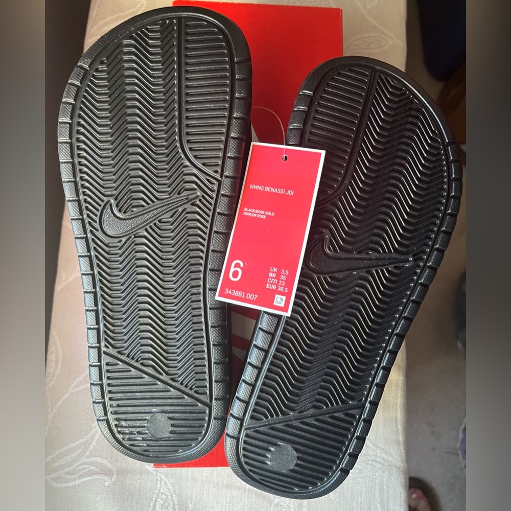 Nike Women’s Benassi Slide in Black & Rose Gold Sizes 6& 7 NWT - Picture 6 of 7